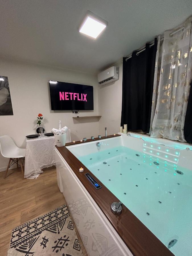 Love Room A Cannes - Appartement 25M2 Pour 2 Personnes Avec Un Jacuzzi Prive Dış mekan fotoğraf