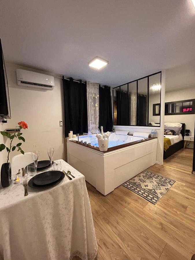 Love Room A Cannes - Appartement 25M2 Pour 2 Personnes Avec Un Jacuzzi Prive Dış mekan fotoğraf