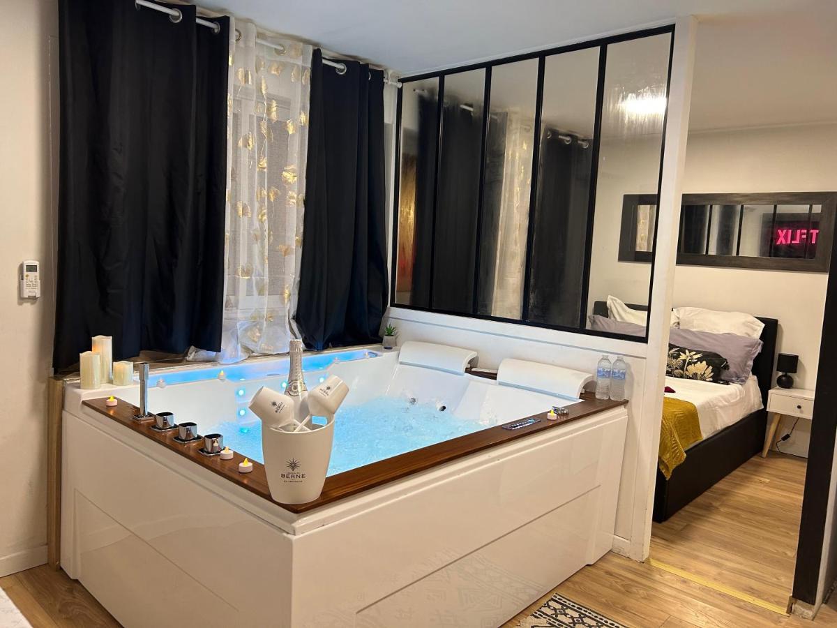 Love Room A Cannes - Appartement 25M2 Pour 2 Personnes Avec Un Jacuzzi Prive Dış mekan fotoğraf