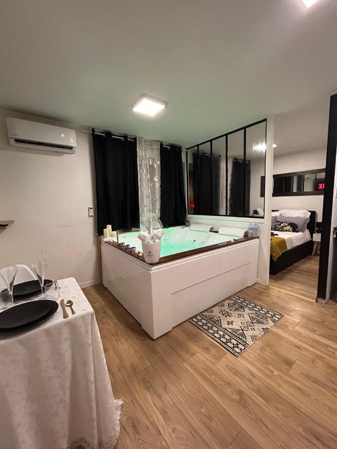 Love Room A Cannes - Appartement 25M2 Pour 2 Personnes Avec Un Jacuzzi Prive Dış mekan fotoğraf